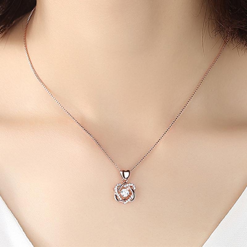 Collier forme de coeur serti de rose