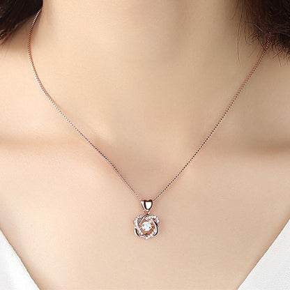 Collier forme de coeur serti de rose