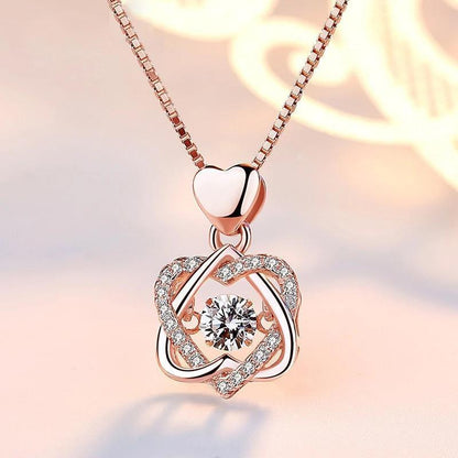 Collier forme de coeur serti de rose