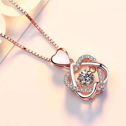 Collier forme de coeur serti de rose