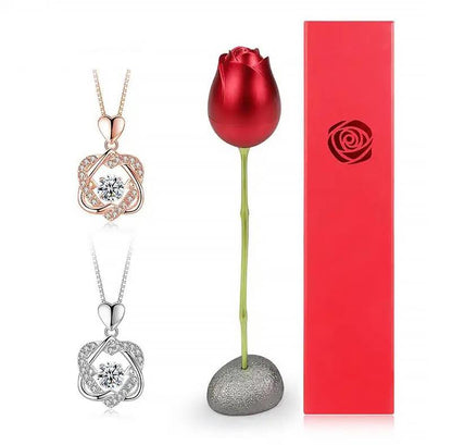 Collier forme de coeur serti de rose